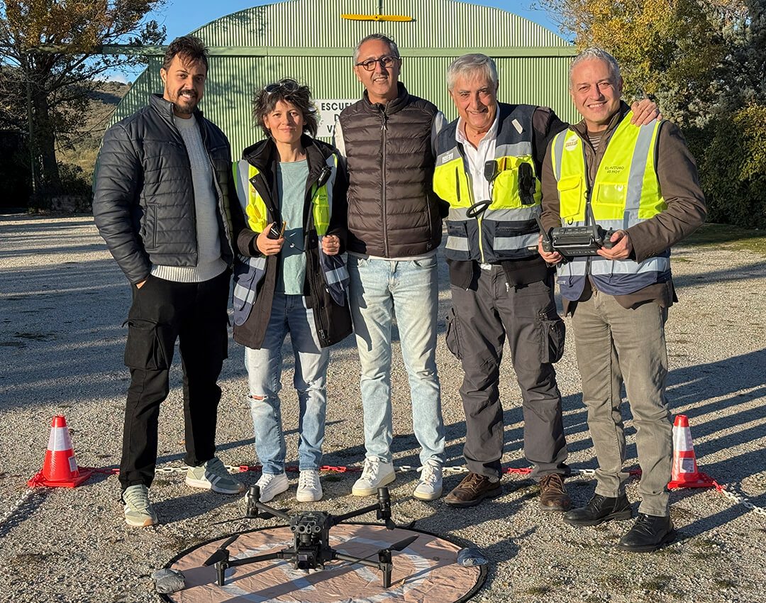 Equipo de la televisión pública de Marruecos visita las instalaciones de 100x100 Drones para conocer sus avances en IA y energías renovables